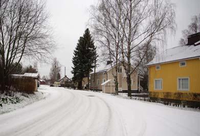 Tanhuankadulta. Asuinrakennuksen naapuriin on nousemassa kivirakenteinen uudisrakennus.