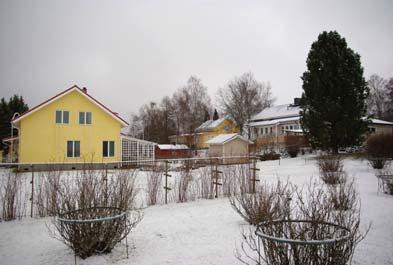 Tontin eteläosan jälleenrakennuskauden puutalo on purettu, ja rakenteilla on kivirakenteinen