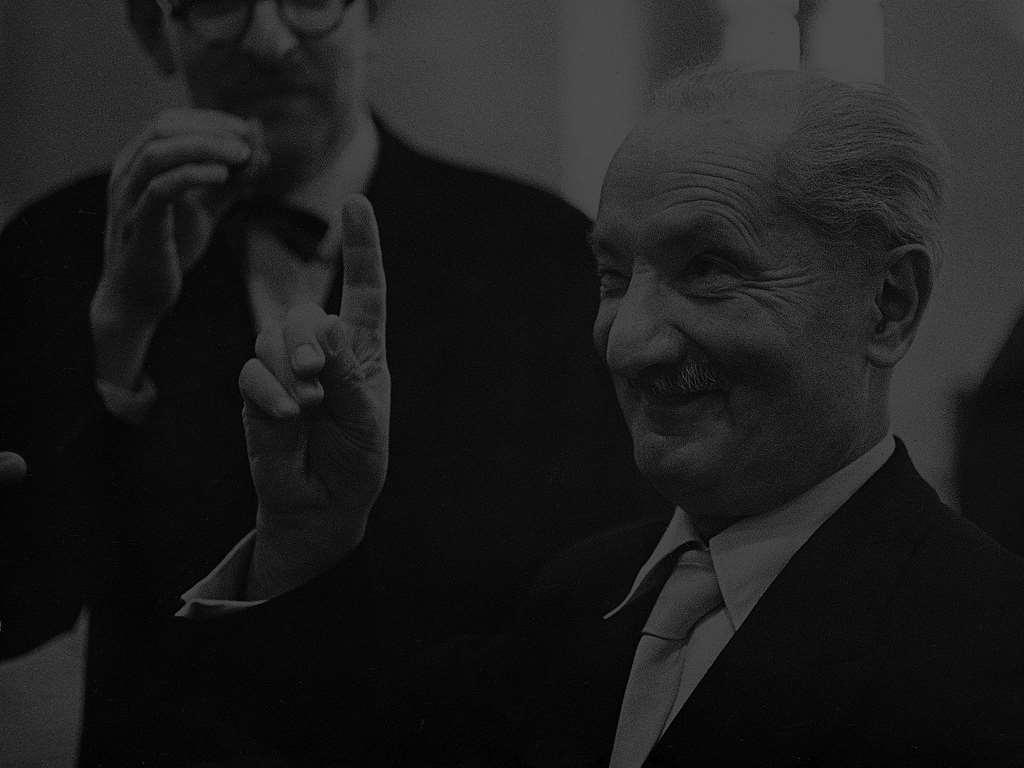 MARTIN HEIDEGGER (1889 1976): HUSSERLIN merkittävin oppilas ymmärtää fenomenologian ennen muuta paluuna PLATONIN ja ARISTOTELEEN ontologiaan, tieteeseen olevasta olevana, jolle oleminen / todellisuus