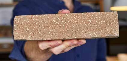Van die materialen maak je weer nieuwe producten. En dat doe je telkens weer. Je kunt producten ook uit elkaar halen en de verschillende onderdelen weer opnieuw gebruiken.