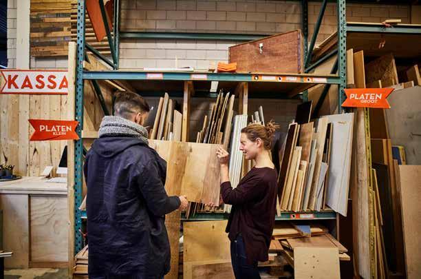 Circulaire bank in het Vroesenpark Gemaakt van oude afvalcontainers en gebruikte houten planken van oude bankjes Een circulaire stad realiseer je alleen door samen te werken; binnen de gemeente, met