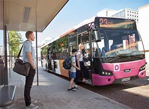 Kestävät liikkumismuodot Oulun joukkoliikenne Toimialueena Oulun kaupunki sekä Iin, Kempeleen, Limingan, Lumijoen Muhoksen ja Tyrnävän kunnat 49 linjaa Käytössä valtakunnallinen Waltti lippu- ja