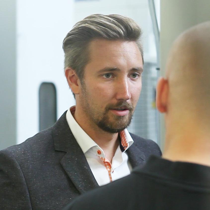 Stewart McMillan, Task Force Tips, Indiana, Yhdysvallat Rickard Isaksson, LEAX Group, Ruotsi Aikaisemmin koneen ympärille tarvittava turva-aita oli merkittävä haitta robottien käytössä.
