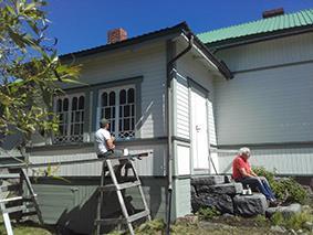 Kuva 11. Kiinteistön Kallegården päärakennus voimassa olevan yleiskaavan kyläalueella AT. Kuva 12. Kyläsaaren eteläosan AT-alue, johon vaihtoehtoisesti voidaan sijoittaa rakennuspaikka. 3.