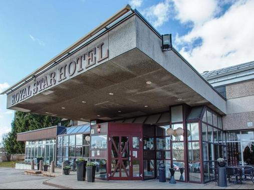Hotellissa on tarjolla myös perhehuoneita lisävuoteilla. Hotellissa 1 hh lisä on 98,00 ja laivassa 130,00 (yht.