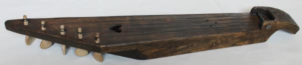Kantele on alkujaan Armas Otto Väisäsen keräysmatkojen soitinhankintoja: savupirtin kantele Pohjois- Pohjanmaalta.