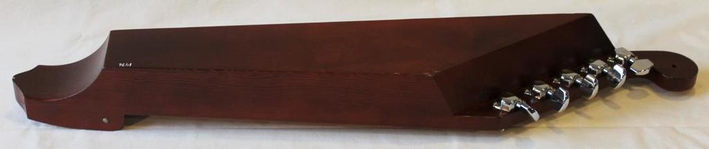 SM1476 Pituus Leveys Korkeus Historia 650 mm 109 mm 70 mm Kantele on ostettu museolle vuonna 2005. Myyjä oli hankkinut soittimen kirpputorilta Espoossa.