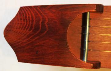 Tämä kantele on siis ilmeisesti rakennettu 1980- tai 1990-luvulla.