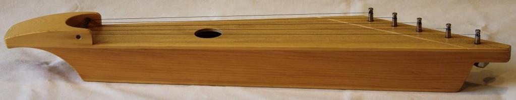 SM1821 Pituus Leveys Korkeus Historia 615 mm 113 mm 69 mm Kantele on Landola-kitaratehtaan valmistama ja ostettu museolle vuonna 2007. Katso Landolan tiedot edellisen kanteleen (SM1476, s.