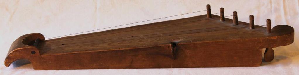SM1997 Pituus: Leveys: 526 mm 120 mm Korkeus: 60 mm Historia Kantele on saatu Sibelius-museolle lahjoituksena vuonna 2016. Kanteleen kanssa samaan lahjoitukseen kuului mm. nuotteja ja lehtileikkeitä.