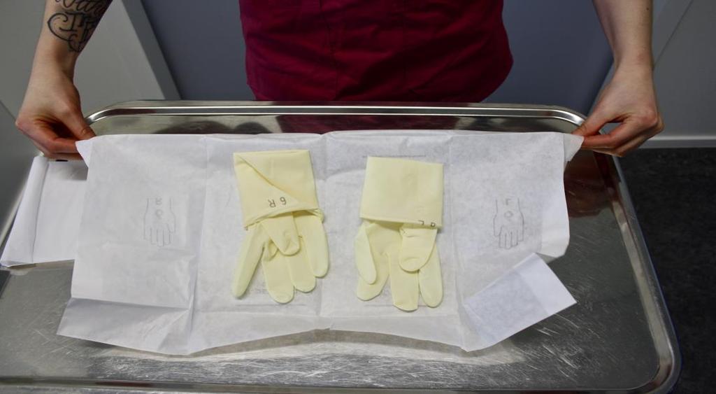 25 3.3 Steriilien käsineiden pukemisohjeet Kädet tulee desinfioida ennen steriilien käsineiden paketin avaamista. Käsidesinfektion jälkeen käsinepakkaus nostetaan puhtaalle ja kuivalle alustalle.