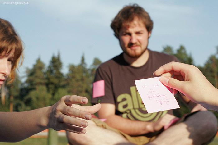 Oppilaiden saattaa olla vaikea saada keskustelu käyntiin, vaikka valmistautuminen olisikin tehty hyvin. Tämän vuoksi opettajan on syytä erikseen ohjeistaa oppilaita aiheen avaamiseen. 1. Ideointi 1.