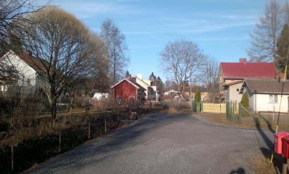 Tontilla sijaitsee vuonna 1939 valmistunut puolitoistakerroksinen, puurakenteinen, mineriittilevypintainen asuinrakennus, jonka on kerrosala on noin 90 k-m².