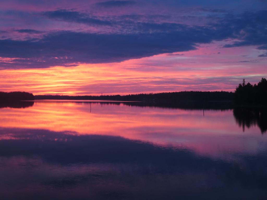 On Kristus kirkon Herra, sen luoja ainoa, hän Hengen sille antaa vedellä, sanalla