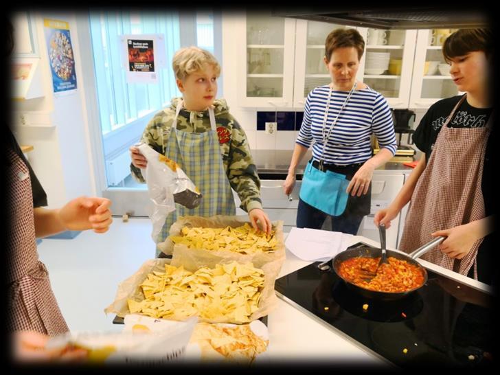 Kuori ja hienonna sipuli, pese ja halkaise paprika, poista siemenet ja suikaloi