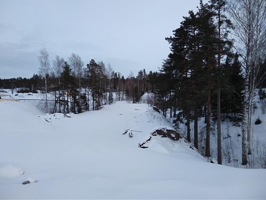 11 Näkymä nykyisen Pyttysaarenkujan täyttömaalta itään tulevalle paloaseman tontille, jota täytetään tulevaa rakentamista varten.