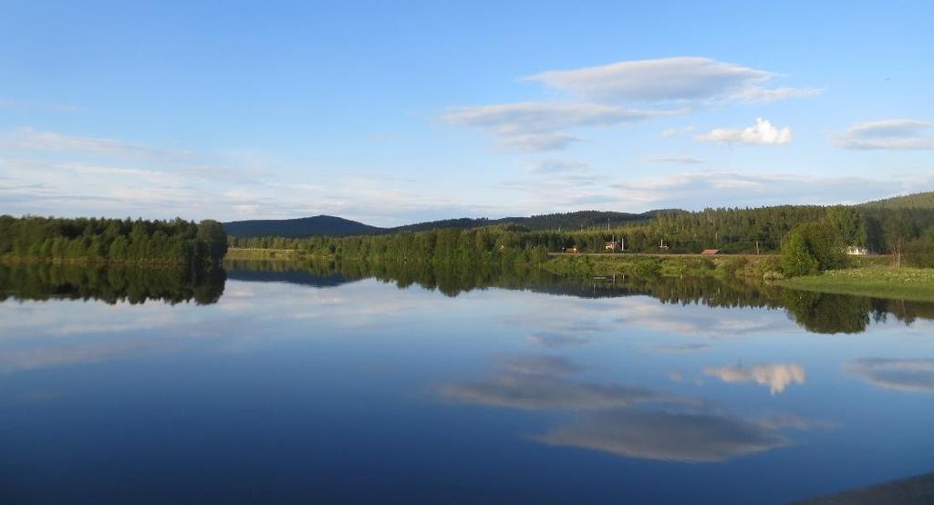 harrastetaan metsätaloutta. Asutusta on seudulla kohtalaisen runsaasti, asuinpaikat sijaitsevat jokilaaksoissa melko kapealla vyöhykkeellä. Kylät ovat nauhamaisia.