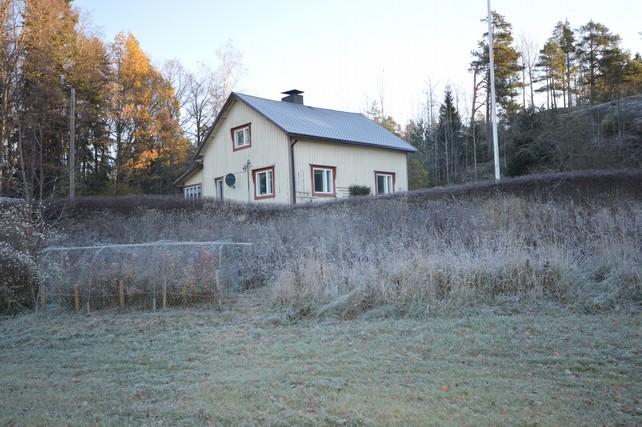 Pitkä, ruoppausta vaativa rantaviiva ja osuus rannan edessä olevaan kalaisaan vesialueeseen sekä useita osuuksia yhteisiin alueisiin, laituri ja ruopattu väylä merelle.