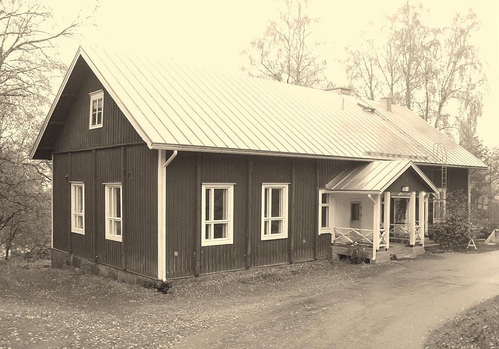 Alakoulu koulu. Hovineuvos J.W. Brummer lahjoitti tonttimaan ja puutavaran uutta koulua varten, ja koulu kohosi ripeästi nykyiselle paikalleen. Varsinainen koulunkäynti alkoi v. 1896.