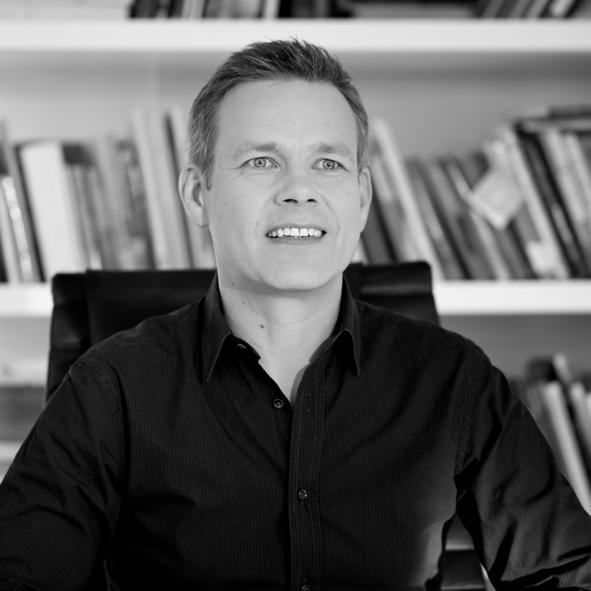MARKUS JOHANNES ESKOLA Sisustussuunnittelija SIO Markus on kokenut hotellien, ravintoloiden ja toimistotilojen sisustussuunnittelija.