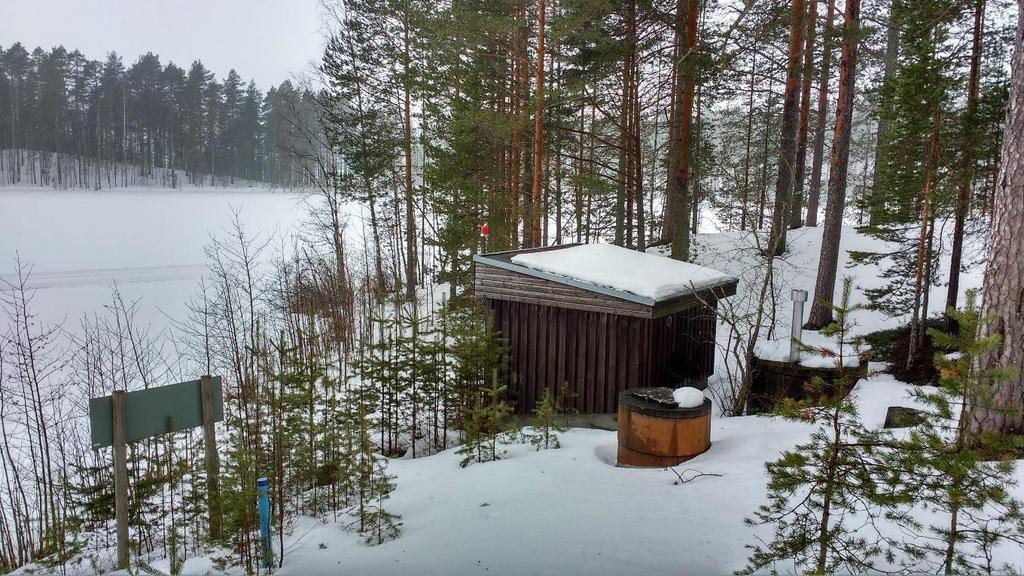 III-LUOKAN POHJAVESIALUEIDEN TARKISTAMINEN 37 Kuva 21. Valkealammin pohjavesialueen länsireunalla sijaitseva leirintäalueen vedenottokaivo. Kuva 22.