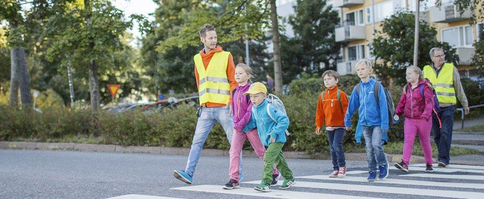 Kimppakyyti kävellen tai pyöräillen Ideana on, että lapset kulkevat kouluun aikuisen kanssa.