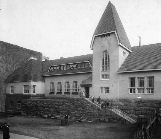 TULEVAISUUDEN Oikokadun kansakoulu Valter Jung, Emil Fabritius, 1905 Kuva Arkkitehtuurimuseo tehtävä 5 PIIRROS TULEVAISUUDEN N YKSITYISKOHDASTA Katsokaa Arkkitehtuurimuseon nettisivuilta tietoja