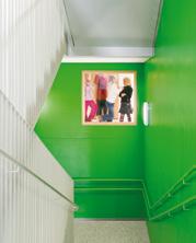 Valokuvaa eri värisiä pintoja, joita löytyy koulurakennuksesta, seinistä, lattioista, huonekaluista jne.