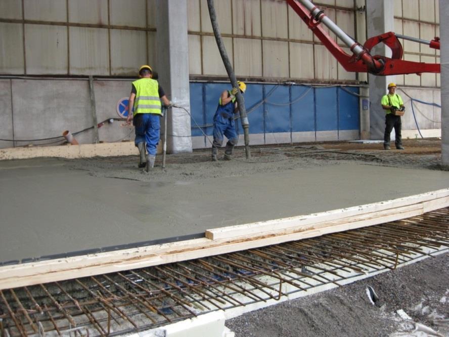Sementin hienous betonissa Betonin vedentarve ja työstettävyys Karkea sementti 300 400 m 2 /kg Pieni vesimäärä Hitaampi sitoutuminen Hieno sementti > 500 m 2 /kg
