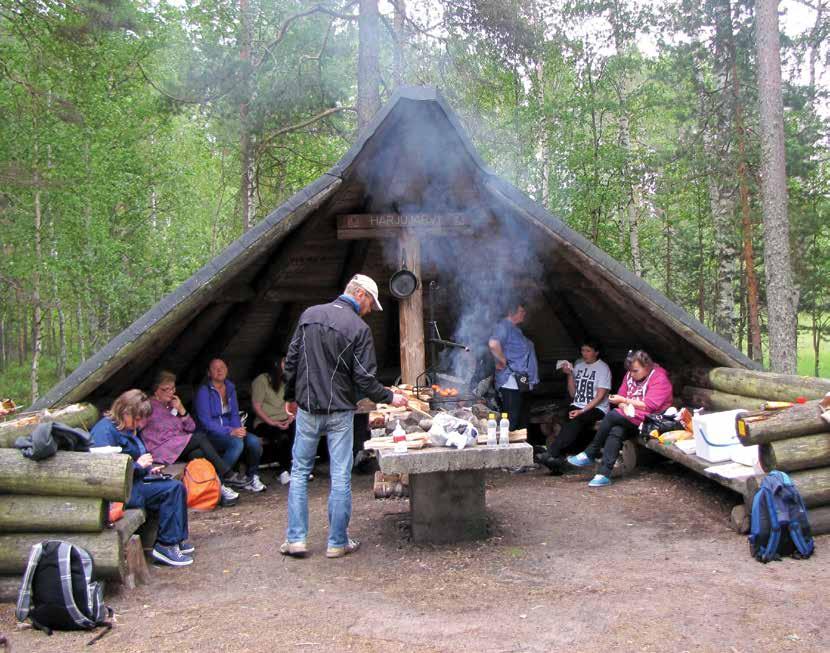 Leivonmäen kansallispuisto 15.07.2016 Anneli ja Ilpo ovat tyytyväisiä Sirpakan säännölliseen ja monipuoliseen tapahtumatarjontaan.