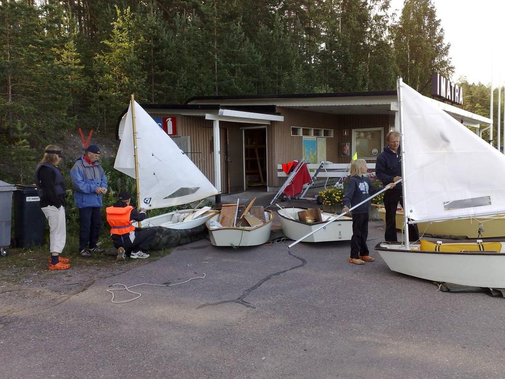 aloitteesta rakensimme syksyllä jollille ja purjeille säilytystelineet talkootyönä. Näin saimme kuusi jollaa ja purjetta hyvään järjestykseen.