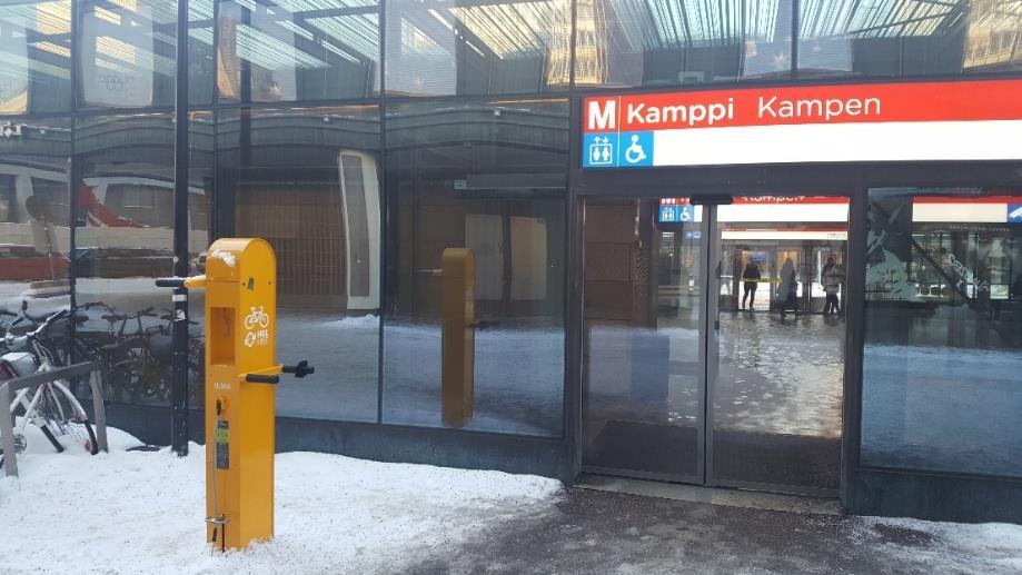 Kampin metroaseman pyöränhuollon tee-se-itse -piste Liikkumisen palvelut asemilla ovat moninaisia, pienimmiltä asemilta löytyy pysäköintipalveluita, mutta mitä suuremmasta asemasta on kyse, sitä