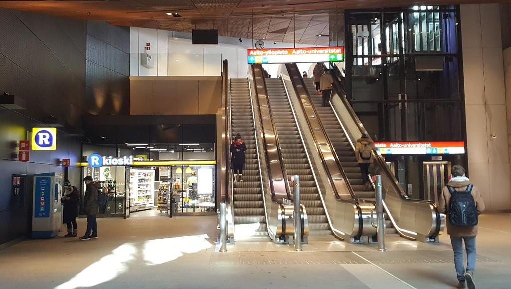 Aalto-yliopiston metroasemalla kioski jää liukuportaiden taakse eli jää lähtevien kulkureittien selän taakse ja näkyy suoraan vain metrolla saapuville asiakkaille. Sijaintiin vaikuttaa myös toimiala.