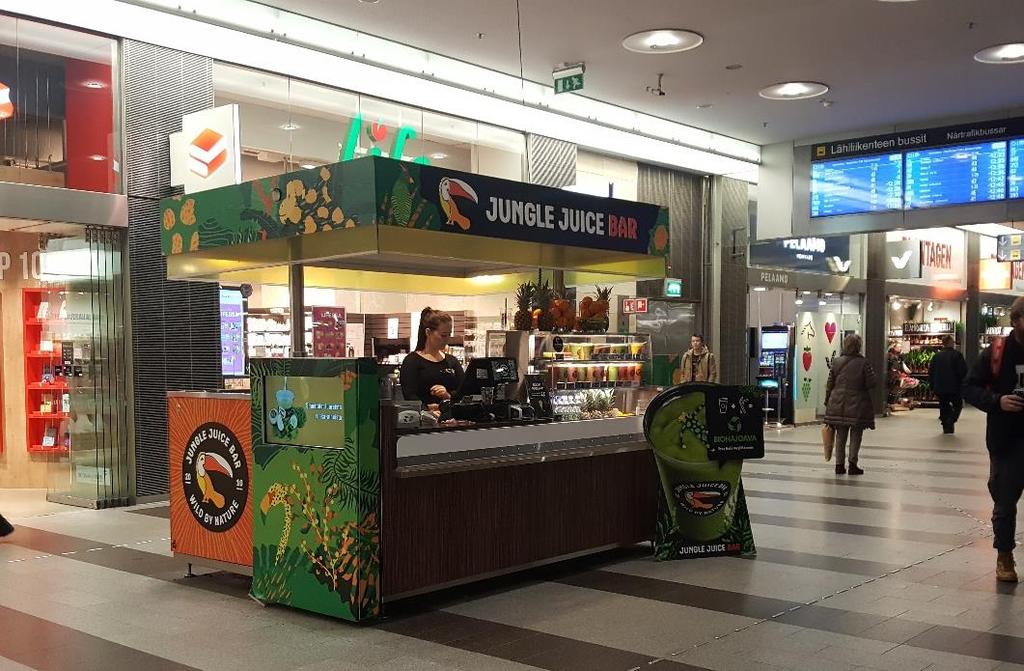 Kampin asemalla toimii Jungle Juice -mehubaari siirrettävässä kioskissa. Keskisuurilla asemilla tärkeitä arjen palveluita päivittäistavarakaupan ja ravintolapalveluiden lisäksi ovat mm.