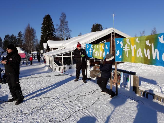 Siilinjärven kuvataideyhdistys ry Sivu 9/19 Avalanche talvitapahtuma Maalasimme Kasurilan hiihtokeskuksessa pidettyyn talvitapahtumaan seurakunnan pyynnöstä Rauha -banderollin Kuva: Banderollit
