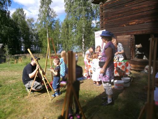 Ohjauksesta huolehtivat kuvataideyhdistyksen jäsenet ja pisteessä kävi noin 100 lasta.