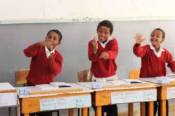 Viittomakielinen opetus on kehittynyt Etiopiassa huimasti viime vuosikymmeninä. Kuvassa Hosainan kuurojenkoulun lapset viittovat.