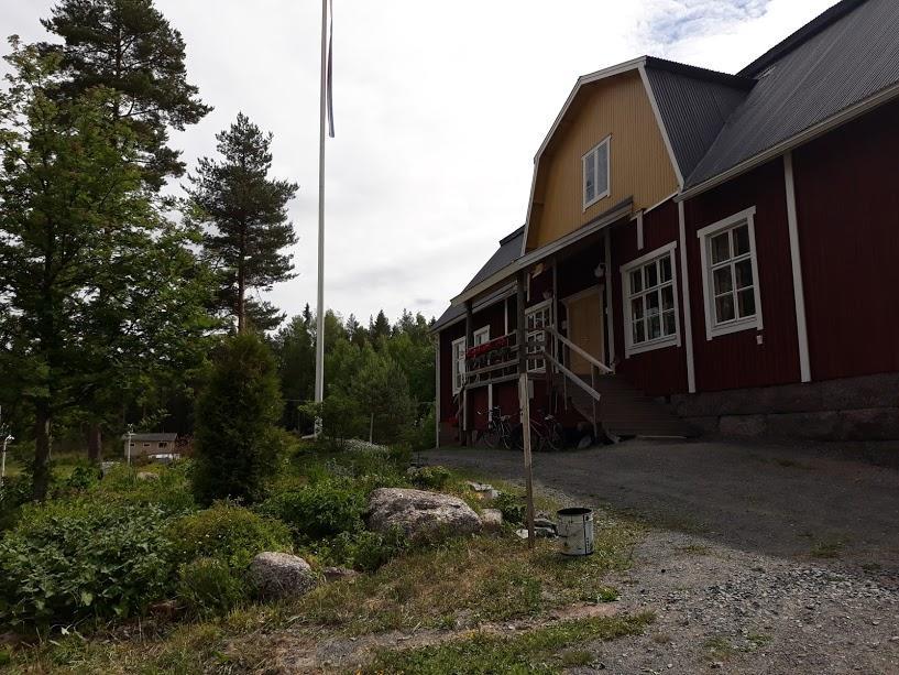 Oriveden kylissä toimii monia kyläyhdistyksiä ja nuorisoseuroja, jotka talkoovoimin ylläpitävät omistamiaan kylätaloja. Heitä ei auta kaupungin keskustassa olevan Järjestöjen talon ilmaiset tilat.