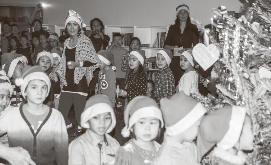 Julemanden, der er lidt svagthørende, kom endeligt frem, da eleverne havde sunget Niisimaannguaq iserit nogle gange.