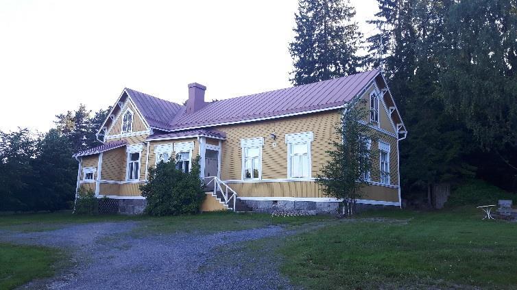 Alueella sijaitsee vuonna 1891 valmistunut Hyvinkäänkylän kansakoulu, koulun ulkorakennus sekä uudempi saunarakennus.