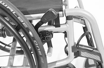 Pyörätuolin tahaton pois vieriminen estetään kytkemällä jarrut jarruvivulla (1) (seisontajarru).