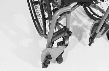 Jalkatukien irrottaminen Jalkatuet voidaan irrottaa pyörätuoliin istumisen tai siitä nousemisen helpottamiseksi ja pyörätuolin pituuden pienentämiseksi (tärkeää kuljetuksen kannalta) [1].