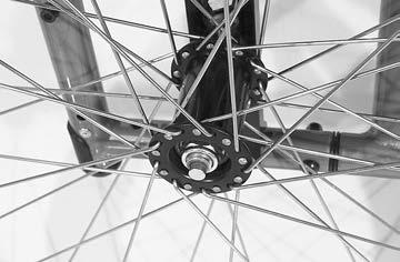 PYÖRÄT Käyttöpyörät Käyttöpyörän paikoilleen asettamisen jälkeen lukitusnupin (2) on työnnyttävä muutaman millimetrin verran ulos pyörän mutterista.