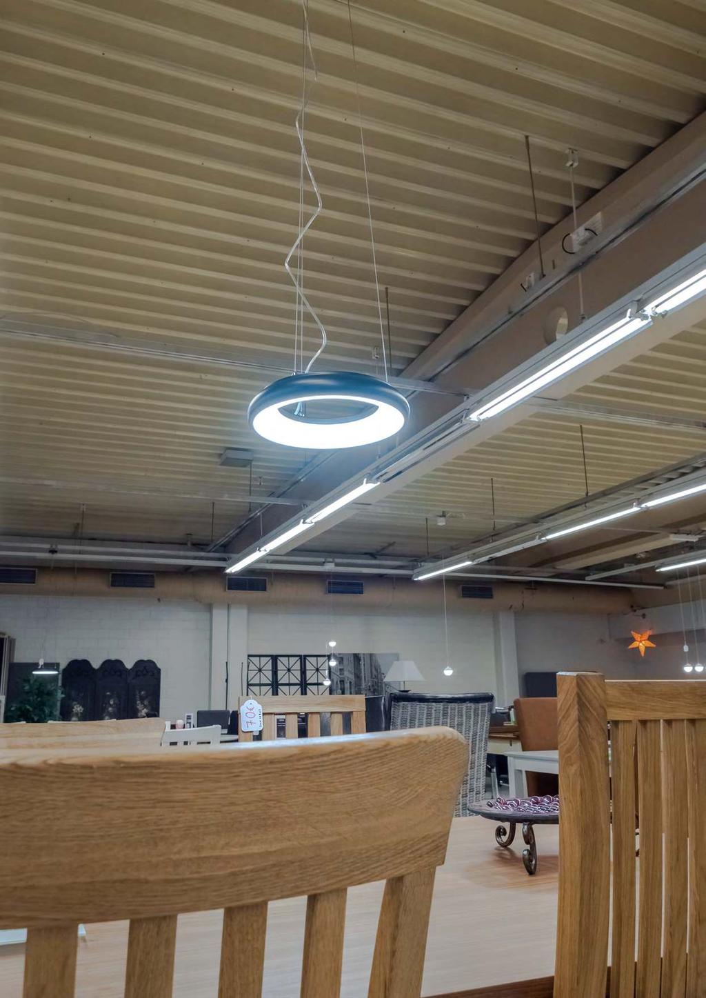 DONUT Donut on LED-valaisin, jonka muotoilu sekä valokeila tekevät siitä tyylikkään vaihtoehdon perinteisille plafondeille. Valaisimella on tehoa 25W ja se on himmennettävä.