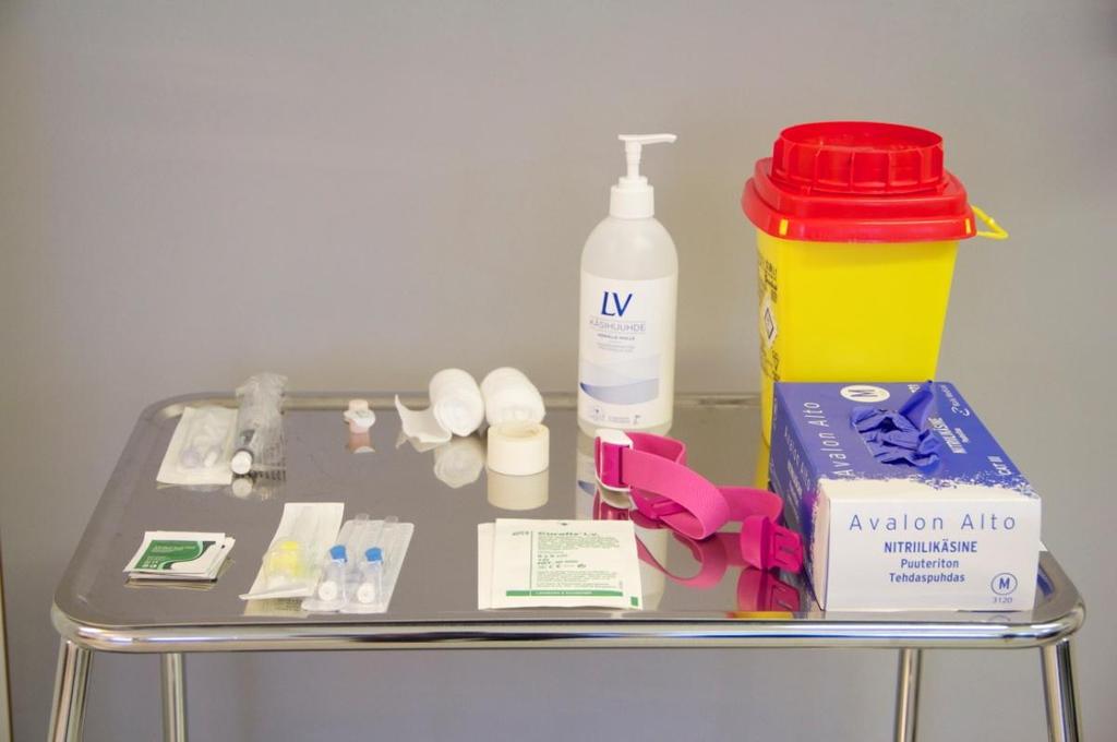 17 KUVA 2. Kanylointivälineet 3.2.3 Perifeerisen laskimon anatomia ja suonen valinta Kanyloinnin onnistumisen kannalta on tärkeää löytää pistoskohdaksi mahdollisimman hyvä laskimo lapselta (Rautava-Nurmi ym.