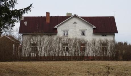 länsipuolella tyypillisesti puiden katveessa, tien itäpuolella lähellä tietä. Tieltä avautuu pihapiirien lomasta näkymiä itään ja kaakkoon talojen takaisille viljelyksille.