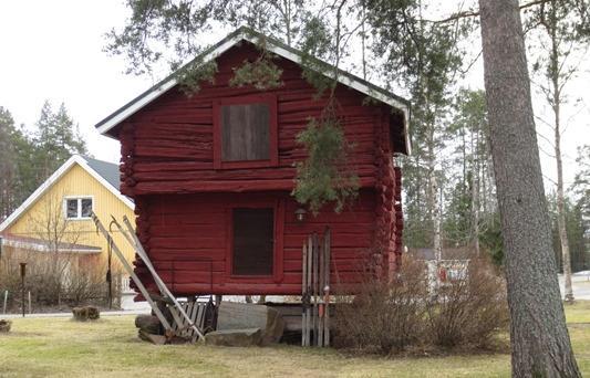 Anttilan aitat Kaksi mahdollisesti 1700-luvulta peräisin olevaa, iältään harvinaista jalka-aittaa ovat alun perin sijanneet vierekkäin Aittapolun varressa.