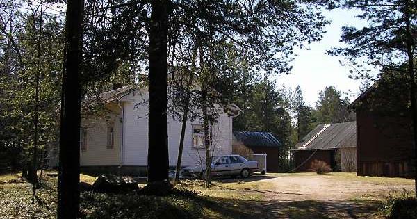 Juusola Vihiluodontien varressa sijaitsevassa metsän ympäröimässä neliöpihassa on runsaasti perinteistä rakennuskantaa 1900-luvun alkupuolelta.