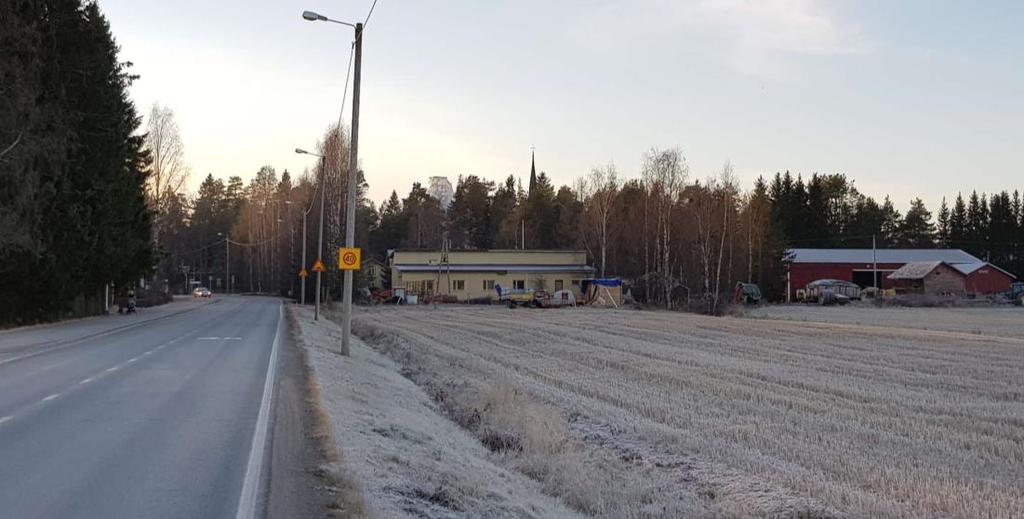 Vanha Vihiluodontie kulkee koulun alueen läpi kevyen liikenteen väylänä, vanhan tielinjauksen kohdalla on koulun alueen molemmin puolin