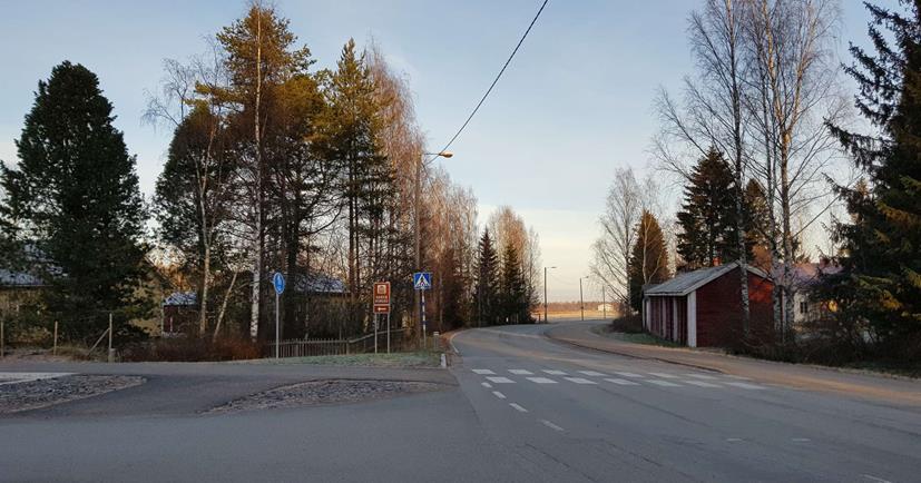 Piriläntietä rajaavien Heikon ja Pirilän pihapiirien lounaispuolella Piriläntiehen yhdistyy